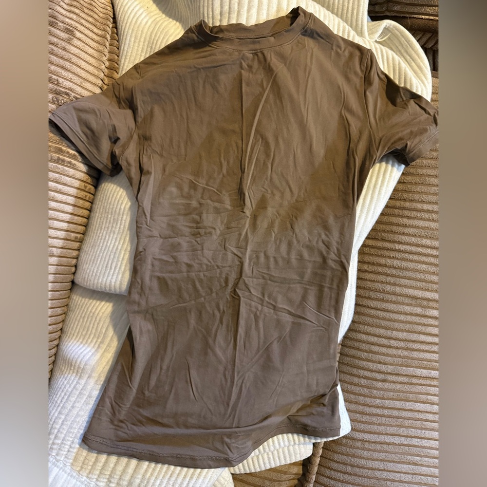 SKIMS Woman’s Short Sleeve Brown Tee
